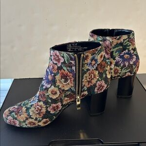 Tapestry ankle boots Size 6.5 Beautiful zippered booties Excellent condition